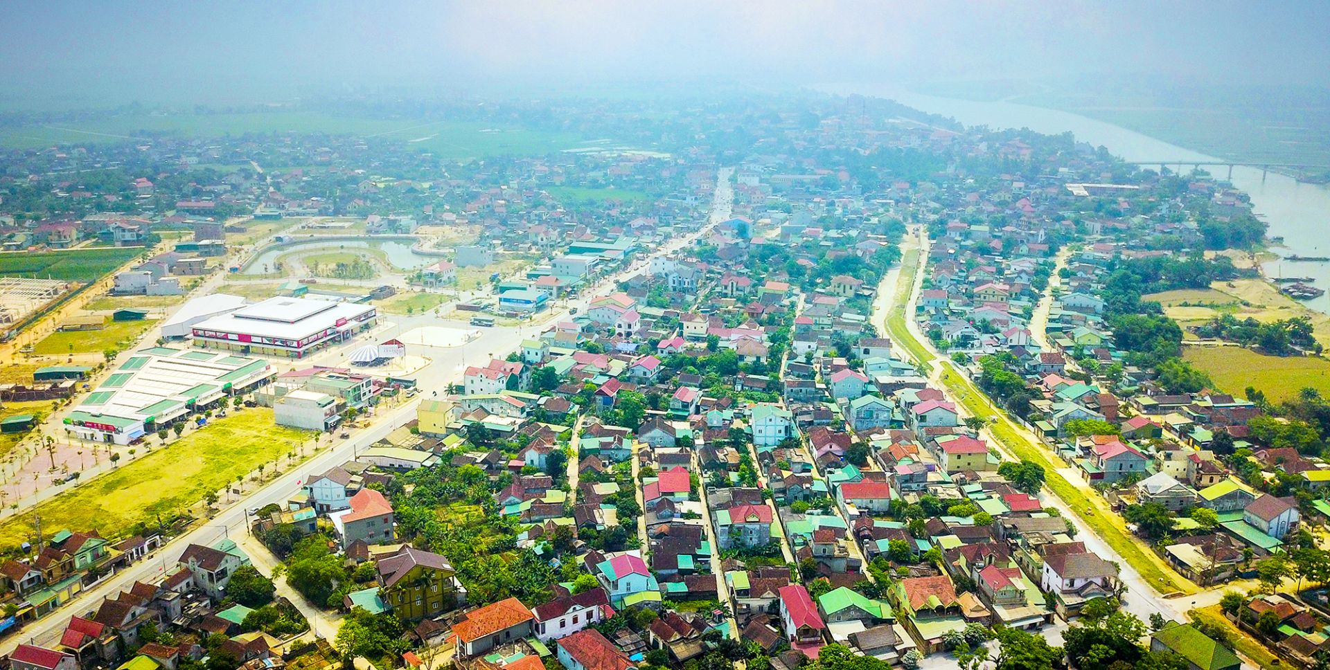 Que-huong-Chu-tich-Ho-Chi-Minh-xinh-ep-voi-nhung-mang-xanh-an-xen-nhung-mai-nha-ngoi-o-truyen-thong-Anh-Sach-Nguyen.jpg