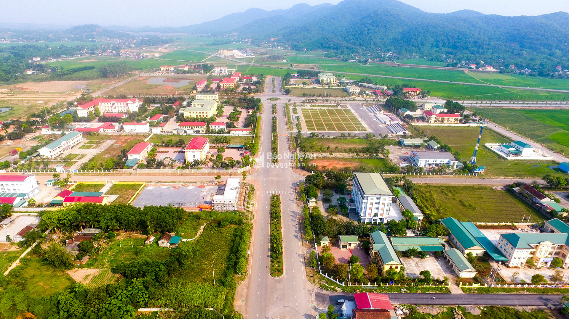 Thi-tran-Nghia-an-nhin-tu-tren-cao-Sach-Nguyen.%5B1%5D.jpg