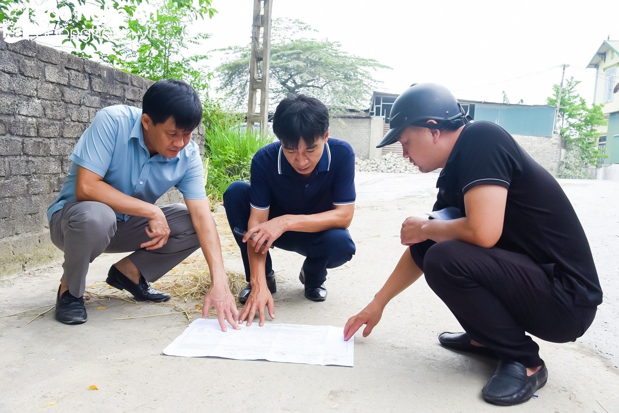 bna-can-bo-ban-gpmb-huyen-hung-nguyen-thong-tin-ve-viec-gpmb-8-ho-dan-duong-nhanh-n6-642.jpg