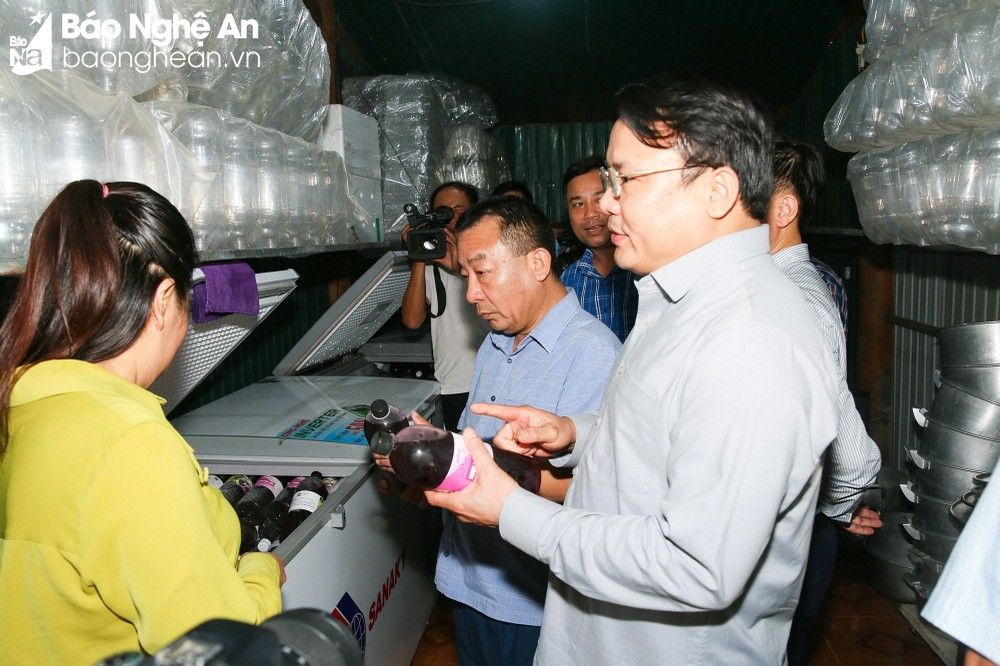 bna-doan-tham-quan-quy-trinh-san-xuat-tai-to-hop-tac-ruou-nep-cam-tuong-duong-anh-pv-3692.jpg