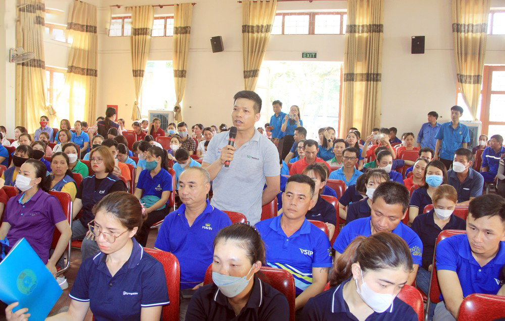 Đoàn đại biểu Quốc hội tiếp xúc cử tri với 200 công nhân, người lao động Nghệ An