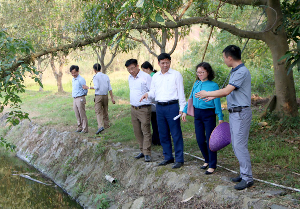 bna-doan-giam-sat-kiem-tra-ho-lang-nuoc-thai-truoc-khi-xa-ra-moi-truong-cua-cong-ty-cp-bia-sai-gon-song-lam-anh-tien-dong-1395.jpg