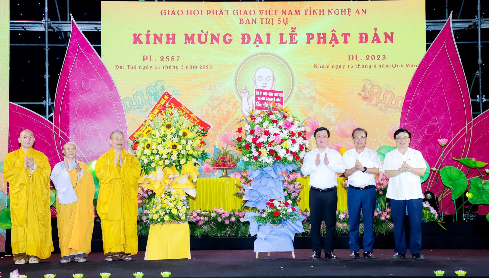 lanh-dao-tinh-nghe-an-chuc-mung-va-tang-lang-hoa-toi-ban-tri-su-giao-hoi-phat-giao-tinh-nhan-dai-le-phat-dan-2023-1775--n1.jpg