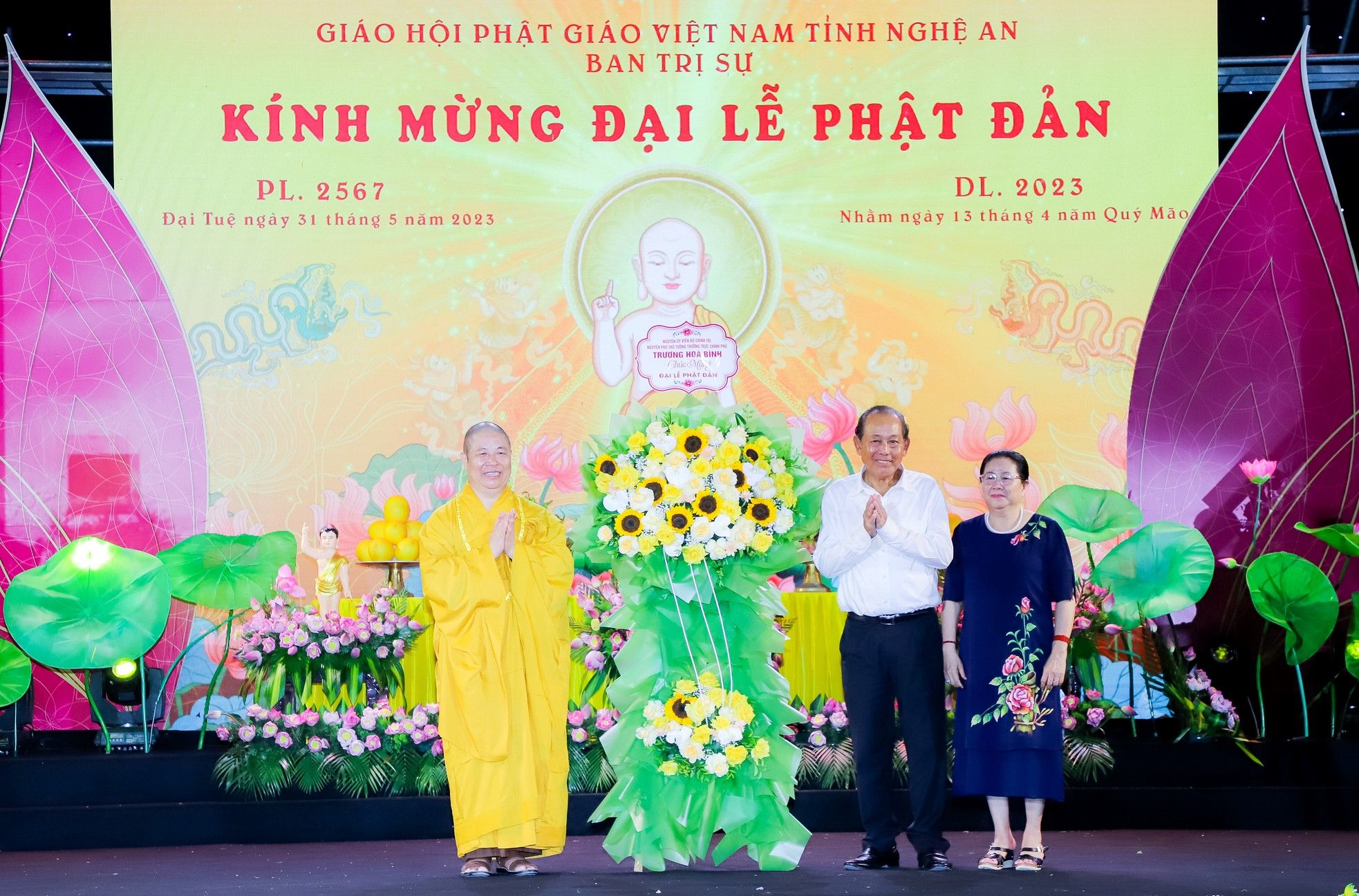 nguyen-pho-thu-tuong-thuong-truc-chinh-phu-truong-hoa-binh-tang-hoa-chuc-mung-ban-tri-su-giao-hoi-phat-giao-tinh-nghe-an-1426.jpg