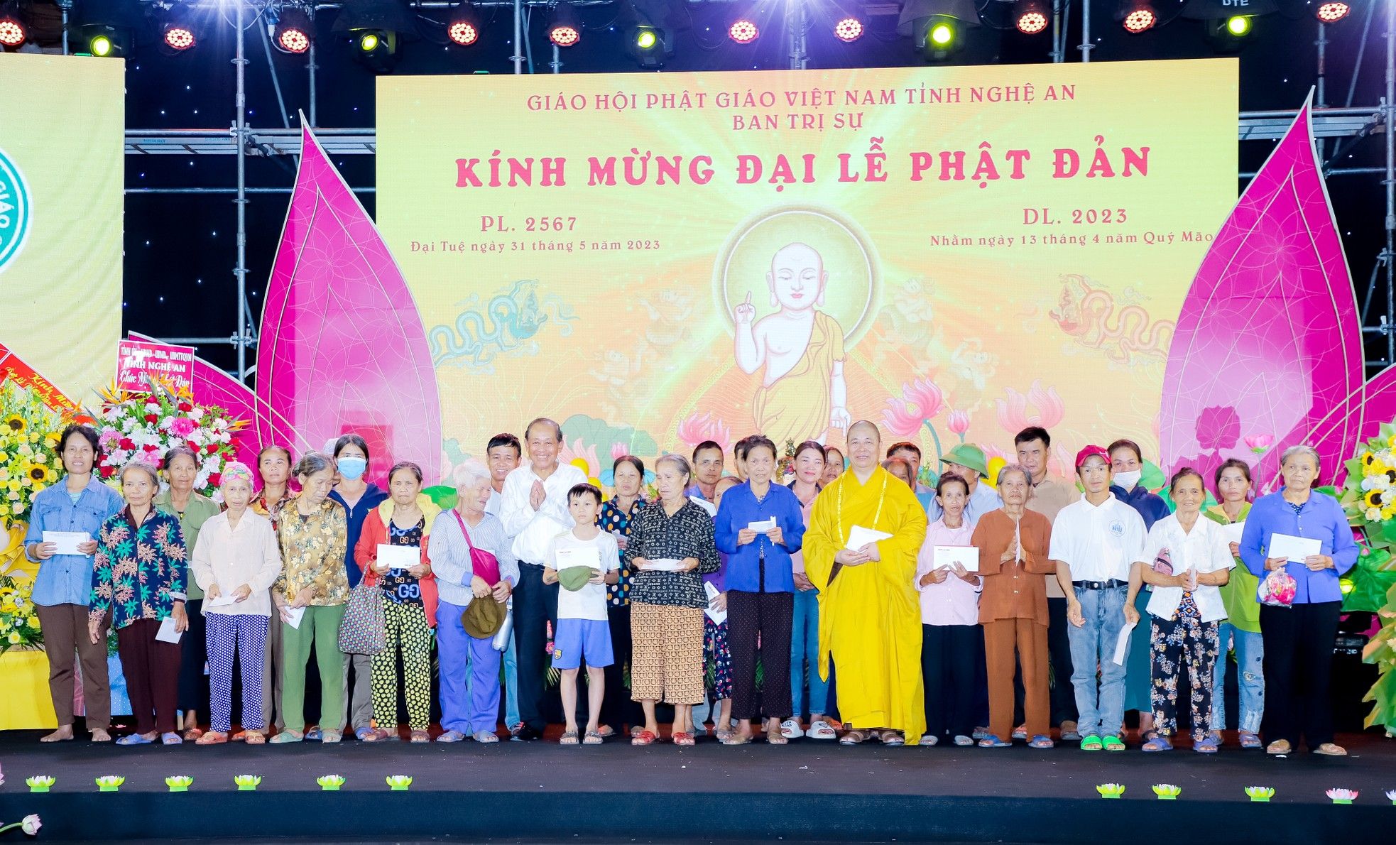 nguyen-pho-thu-tuong-thuong-truc-chinh-phu-truong-hoa-binh-trao-tang-qua-cho-ho-ngheo-kho-khan-tren-dia-ban-xa-nam-anh-nam-dan-568.jpg