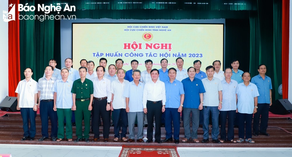 bna-bi-thu-tinh-uy-thai-thanh-quy-chup-anh-luu-niem-voi-ban-chap-hanh-hoi-cuu-chien-binh-tinh-7127.jpg
