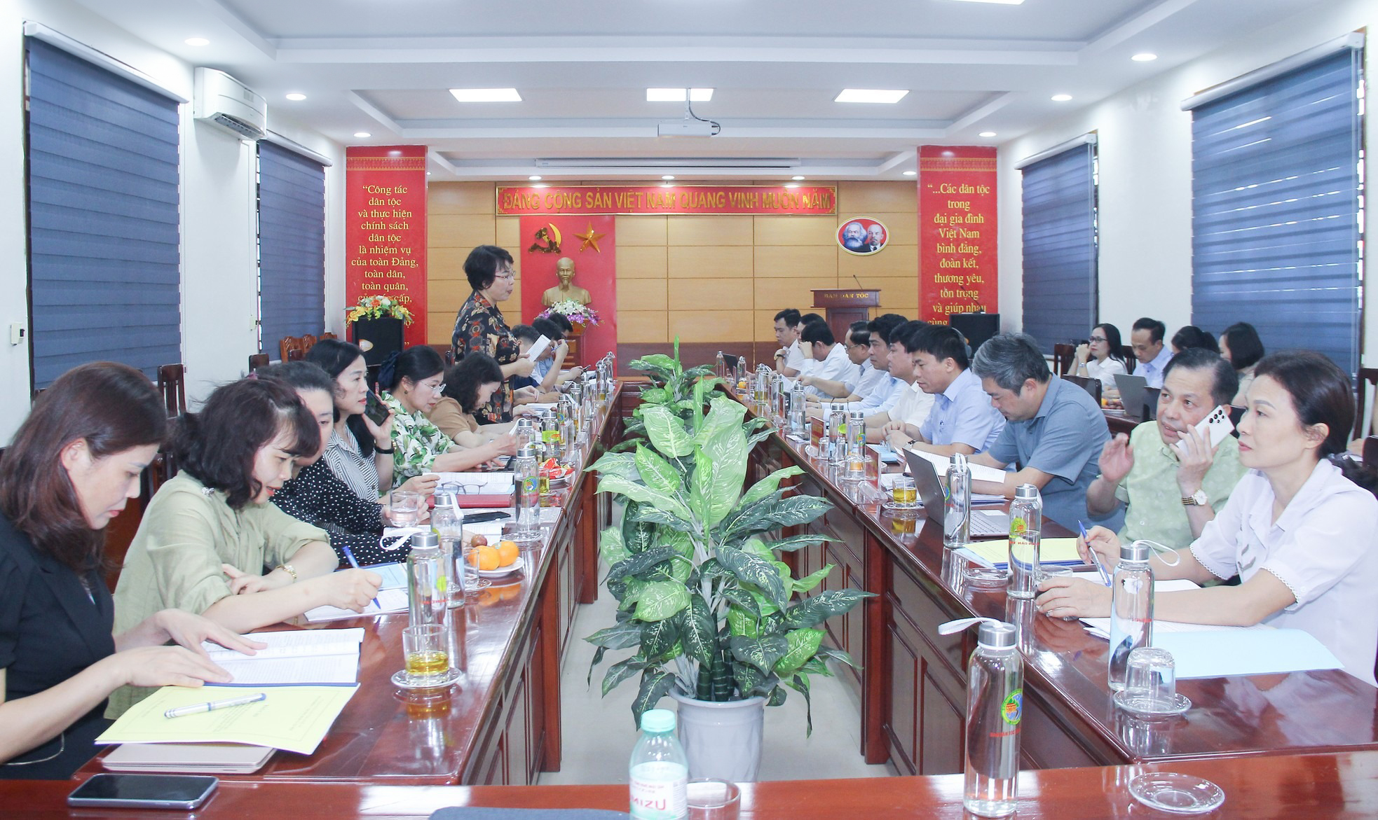 chu-dong-thao-go-vuong-mac-khi-thuc-hien-chuong-trinh-giam-ngheo-phat-trien-vung-dan-toc-thieu-so.jpg
