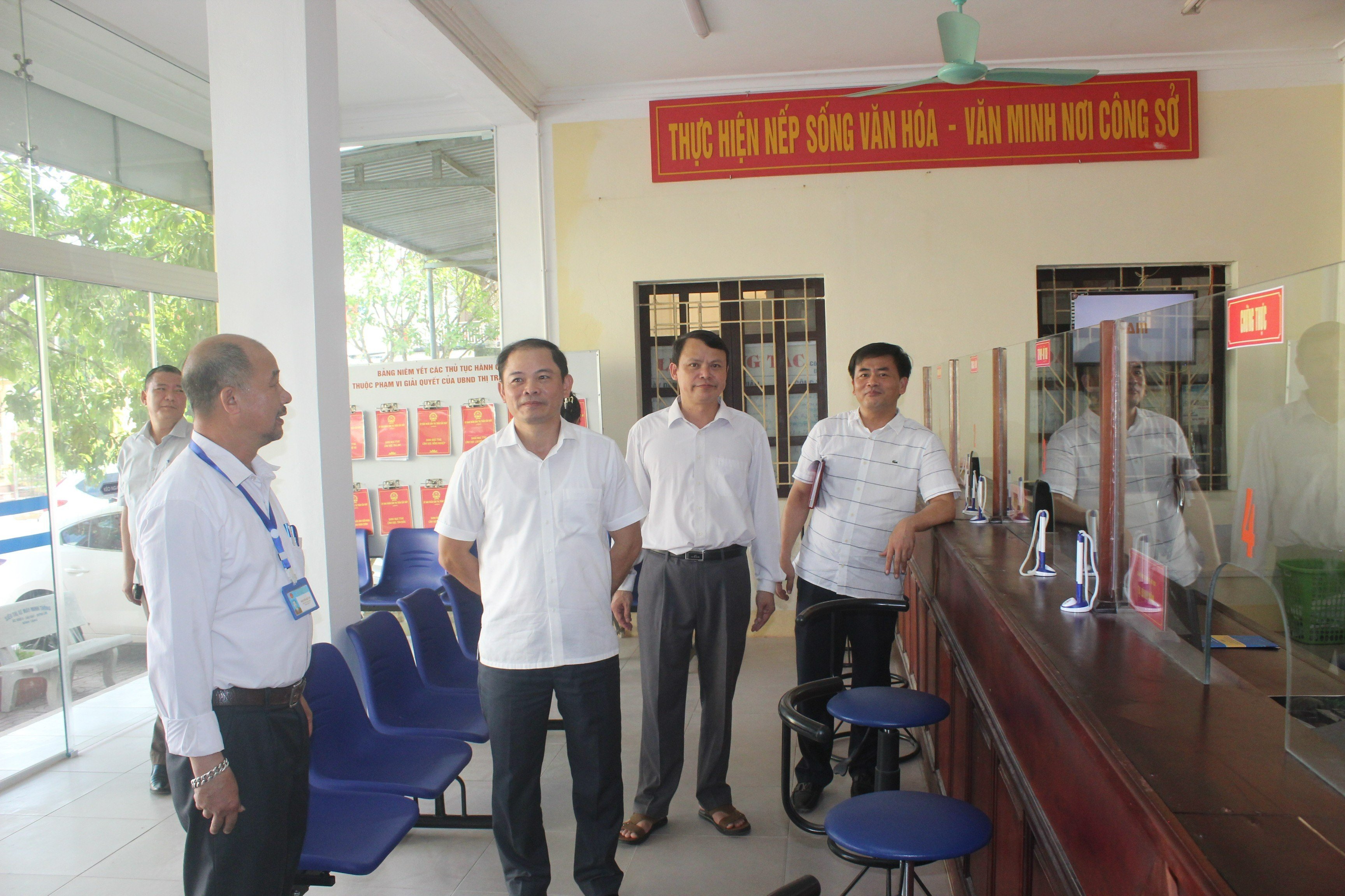 ban-phap-che-hdnd-tinh-nghe-an-khao-sat-hoat-dong-tiep-nhan-va-tra-ket-qua-tai-bo-phan-mot-cua-huyen-quynh-luu.jpg