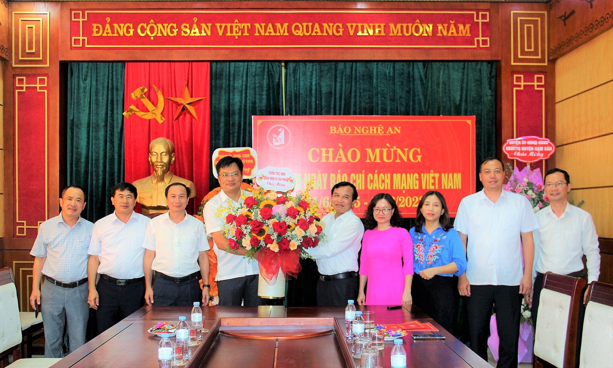 thuong-truc-hdnd-tinh-va-doan-dbqh-tinh-chuc-mung-bao-nghe-an-va-dai-pt-th-nghe-an-nhan-ky-niem-ngay-bao-chi-cach-mang-viet-nam--n2.jpg