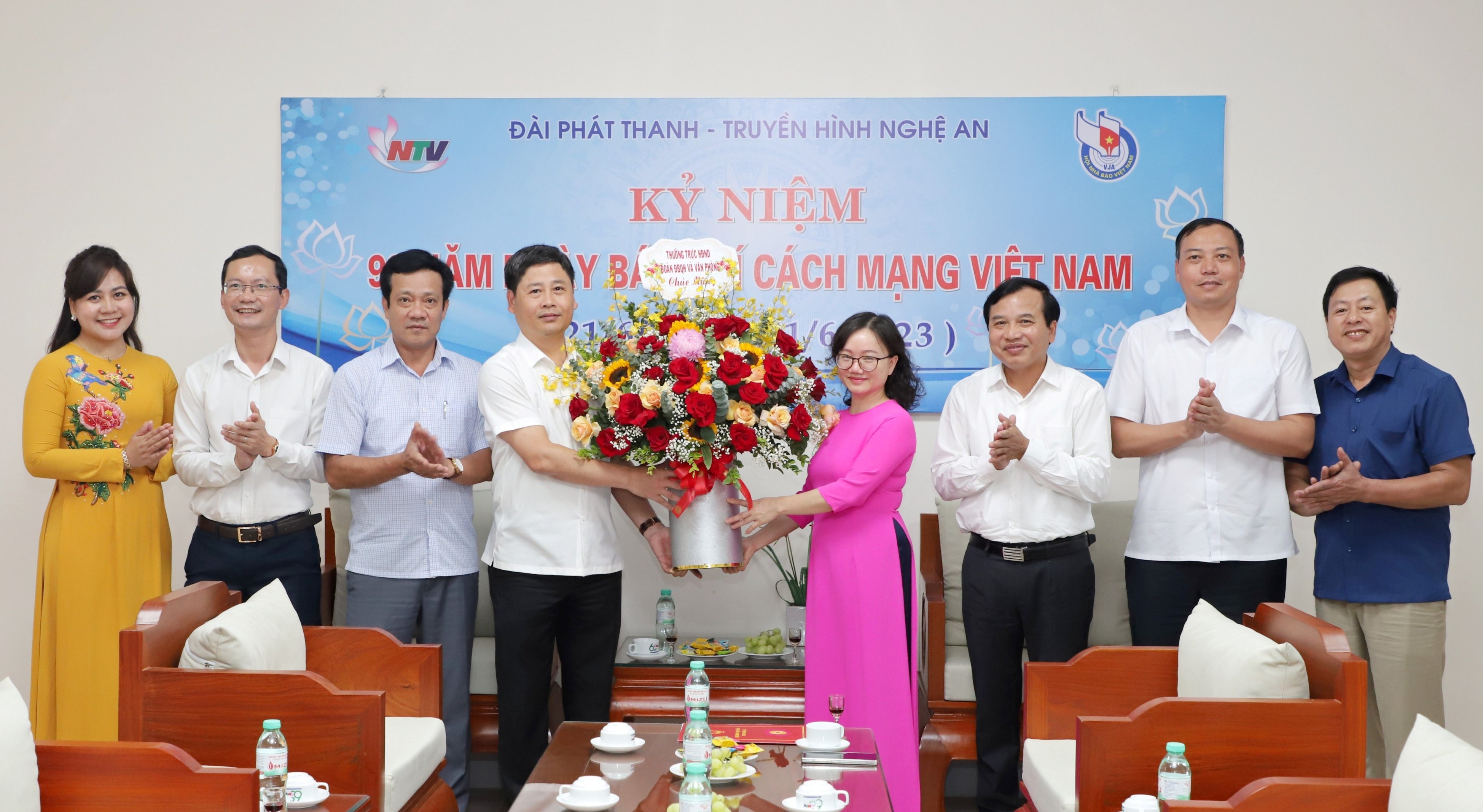 Thường trực HĐND tỉnh và Đoàn ĐBQH tỉnh chúc mừng Báo Nghệ An và Đài PT-TH Nghệ An nhân kỷ niệm Ngày Báo chí cách mạng Việt Nam