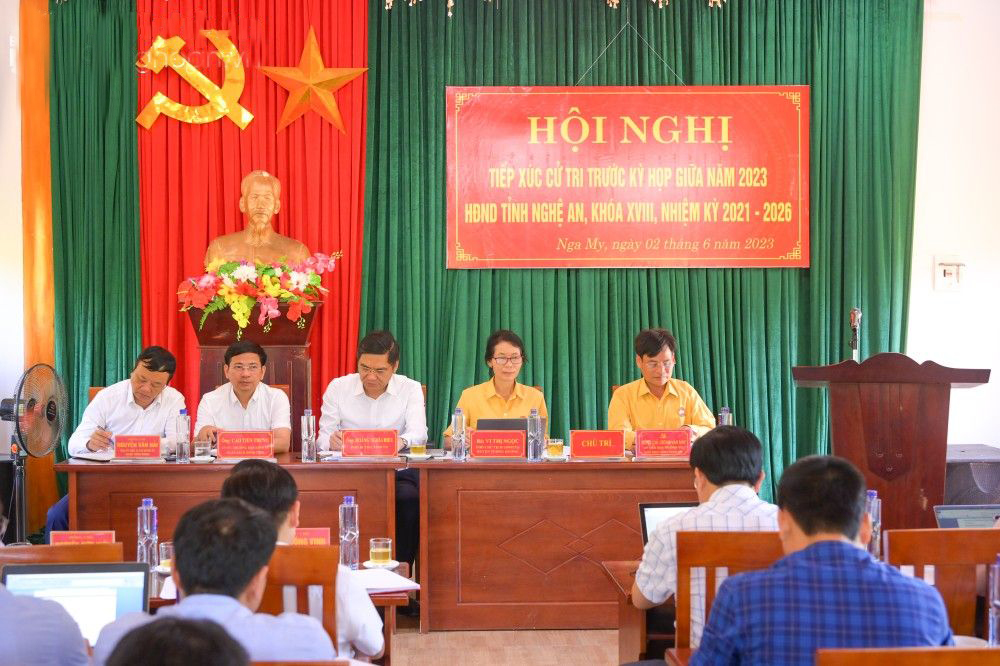 Phó Bí thư Tỉnh ủy Hoàng Nghĩa Hiếu tiếp xúc cử tri tại huyện Tương Dương