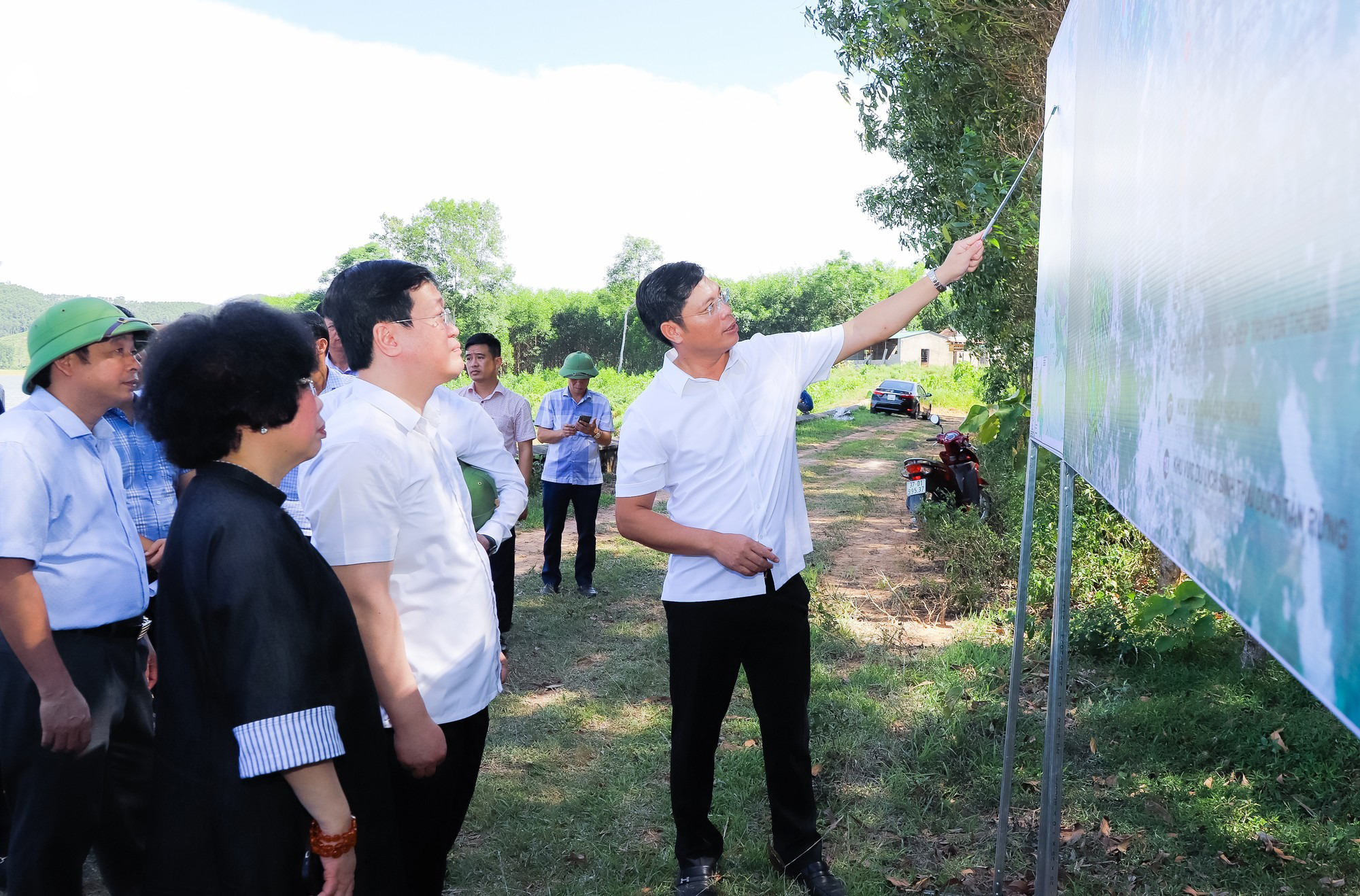 chu-tich-ubnd-tinh-nguyen-duc-trung-kiem-tra-cac-du-an-tai-huyen-do-luong--n3.jpg