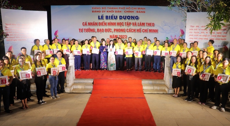 dang-uy-khoi-dan-chinh-dang-thanh-pho-ho-chi-minh-to-chuc-bieu-duong-ca-nhan-dien-hinh-va-nhieu-hoat-dong-y-nghia-tren-que-huong-bac--n2.jpg