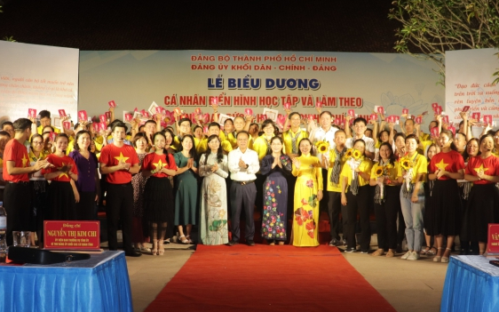 Đảng ủy Khối Dân - Chính - Đảng Thành phố Hồ Chí Minh tổ chức biểu dương cá nhân điển hình và nhiều hoạt động ý nghĩa trên Quê hương Bác!