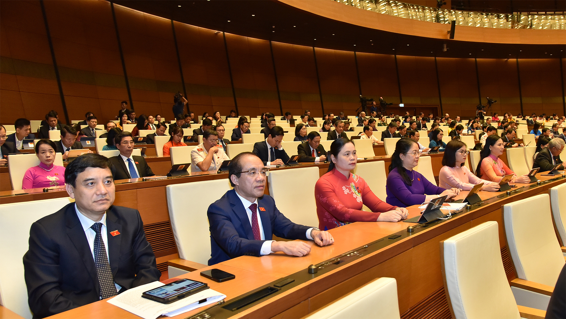 chung-suc-dong-long-nam-bat-thoi-co-thuc-hien-thang-loi-nhiem-vu-phat-trien-kinh-te-xa-hoi.jpg