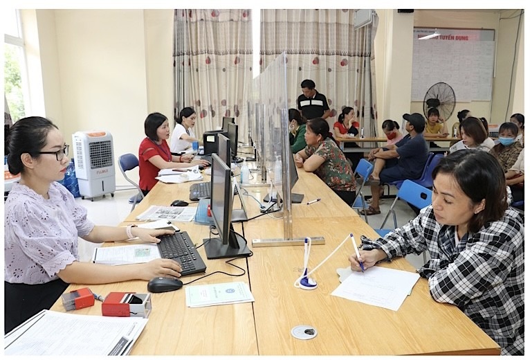 nguoi-lao-dong-lam-thu-tuc-bhtn-tai-bac-giang-8627.jpg