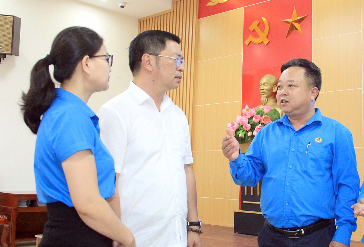 dong-chi-nguyen-cong-danh-trao-doi-cac-noi-dung-quan-trong-truoc-them-dai-hoi-cong-doan.jpg
