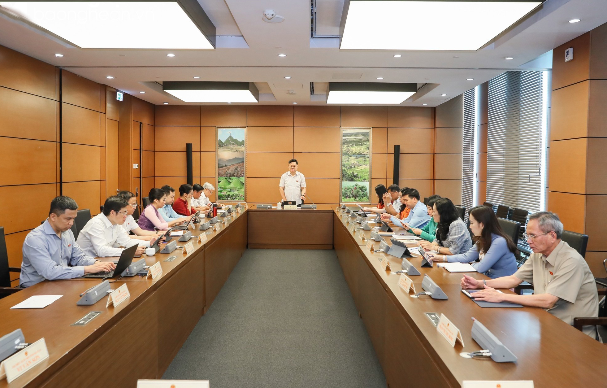 Đoàn đại biểu Quốc hội Nghệ An thảo luận tại tổ về dự án Luật Nhà ở (sửa đổi)