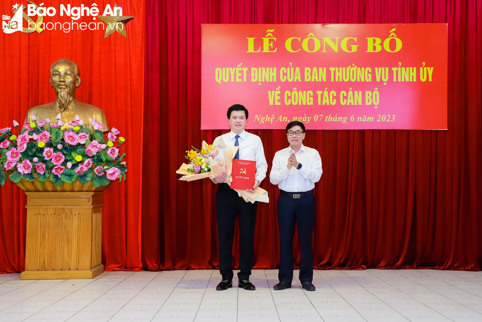 Trao Quyết định bổ nhiệm Chánh Văn phòng Tỉnh ủy Nghệ An