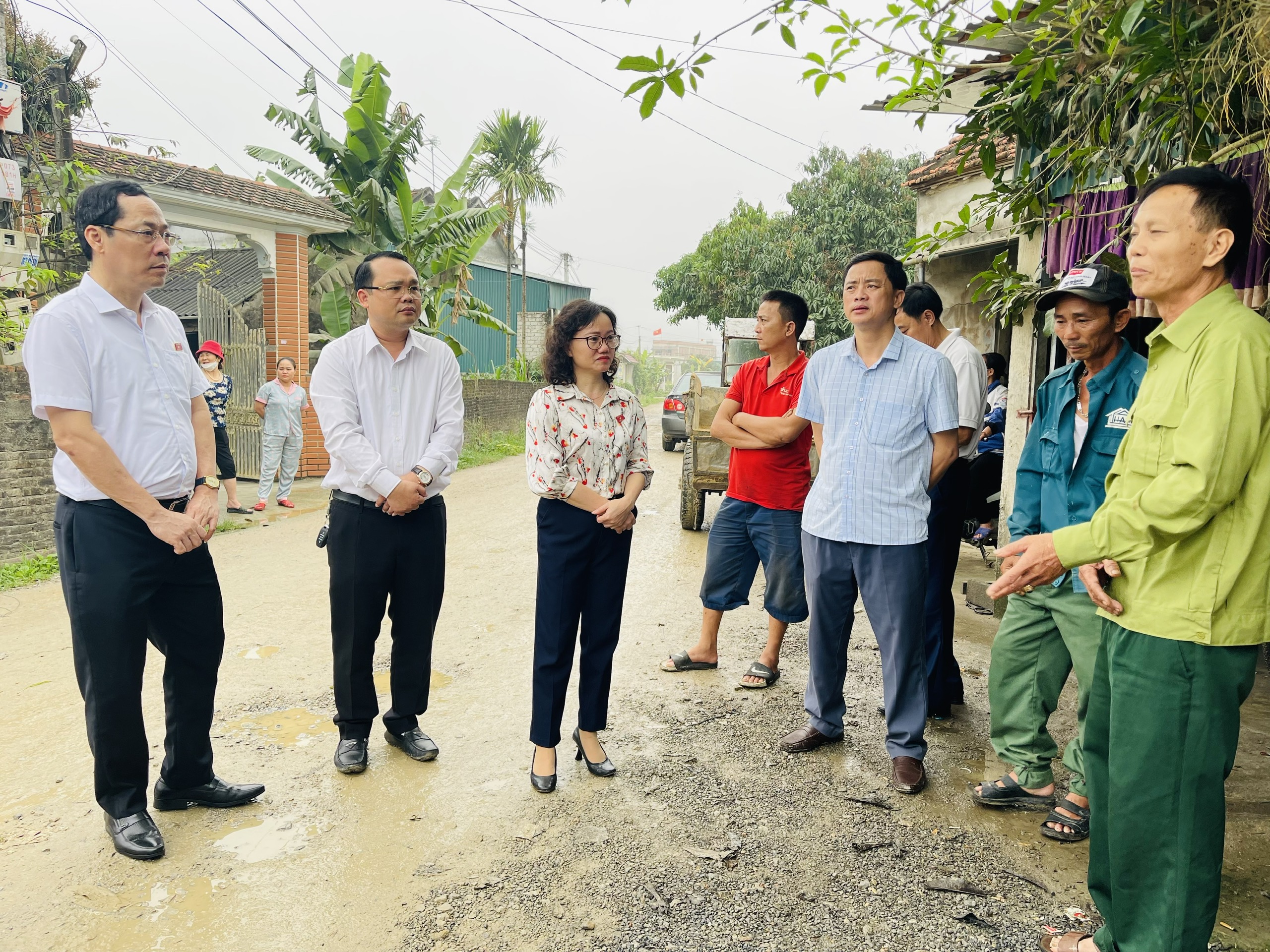 Người dân xã Quỳnh Vinh, thị xã Hoàng Mai mòn mỏi chờ đợi hơn 200 mét đường giao thông đi xã Tân Thắng, huyện Quỳnh Lưu được nâng cấp
