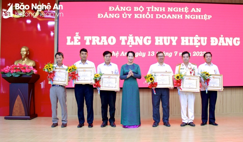 bna-trao-huy-hieu-dang-my-nga-3158.jpg