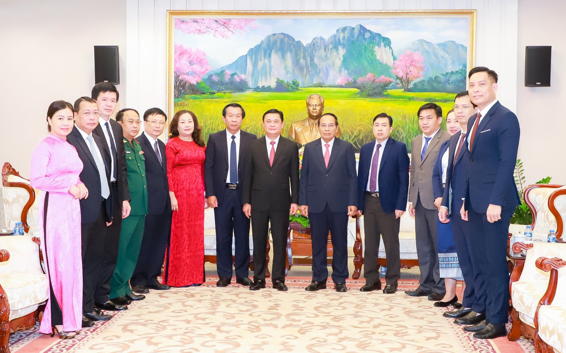 Thường trực Ban Bí thư, Phó Chủ tịch nước CHDCND Lào tiếp Đoàn đại biểu cấp cao tỉnh Nghệ An