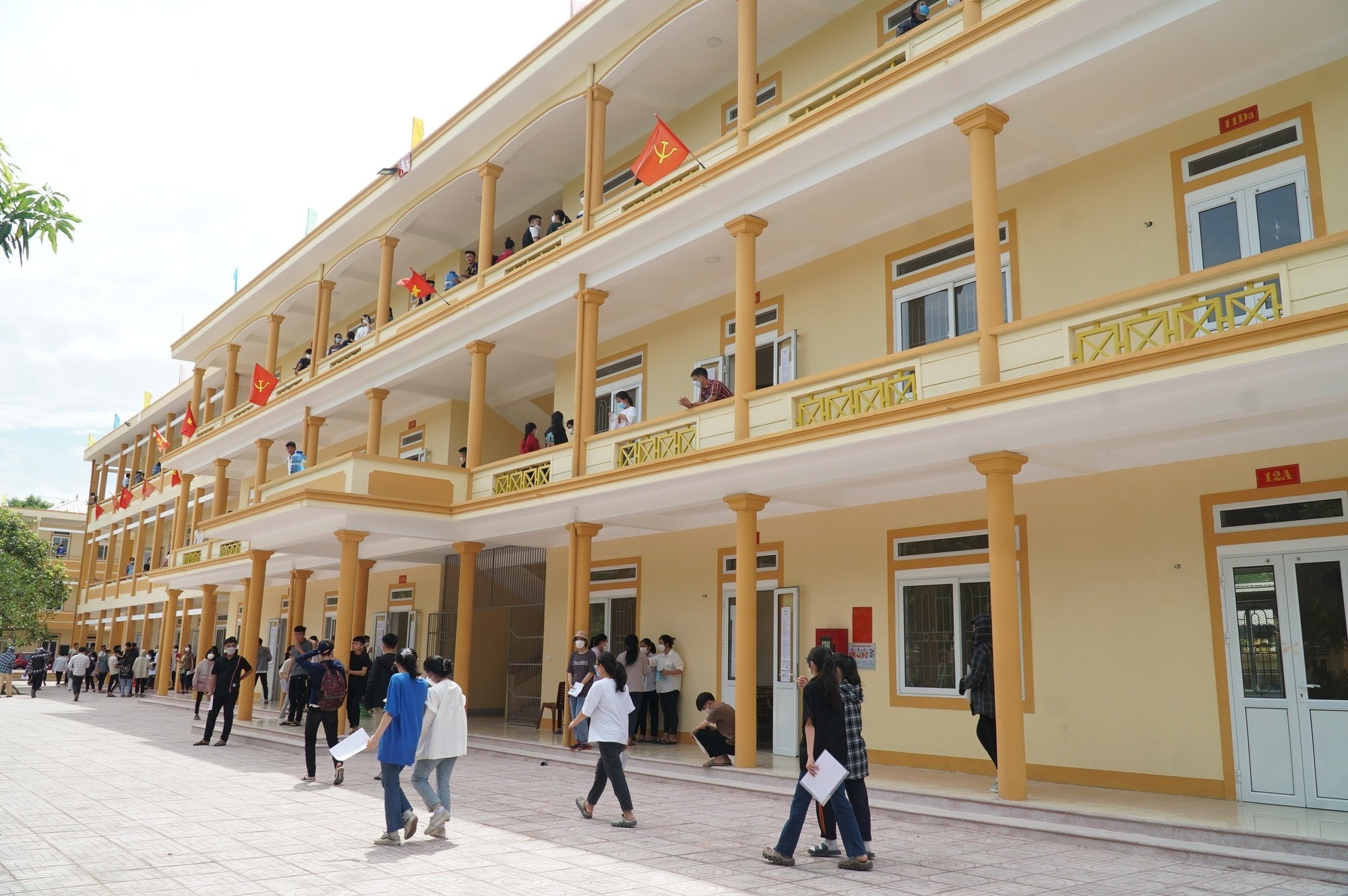 bna-thi-sinh-tham-du-ky-thi-tuyen-sinh-vao-lop-10-tai-diem-thi-truong-thpt-nguyen-duy-trinh-anh-my-ha-7800--n1.jpg