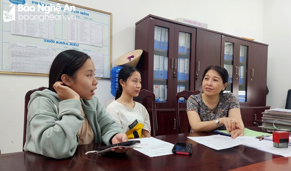 bna-giao-vien-truong-thcs-hung-binh-trao-doi-voi-cac-hoc-sinh-truoc-khi-thay-doi-nguyen-vong-anh-my-ha-7522--n1.jpg