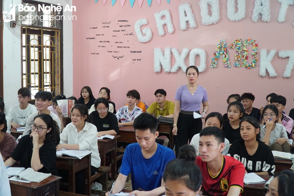 bna-tiet-on-tap-cua-hoc-sinh-lop-12-truong-thpt-nguyen-xuan-on-9670.jpg