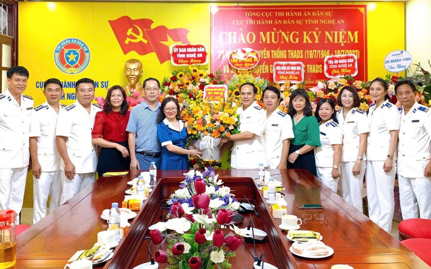 Đoàn đại biểu Quốc hội tỉnh Nghệ An chúc mừng 77 năm ngày truyền thống Thi hành án dân sự