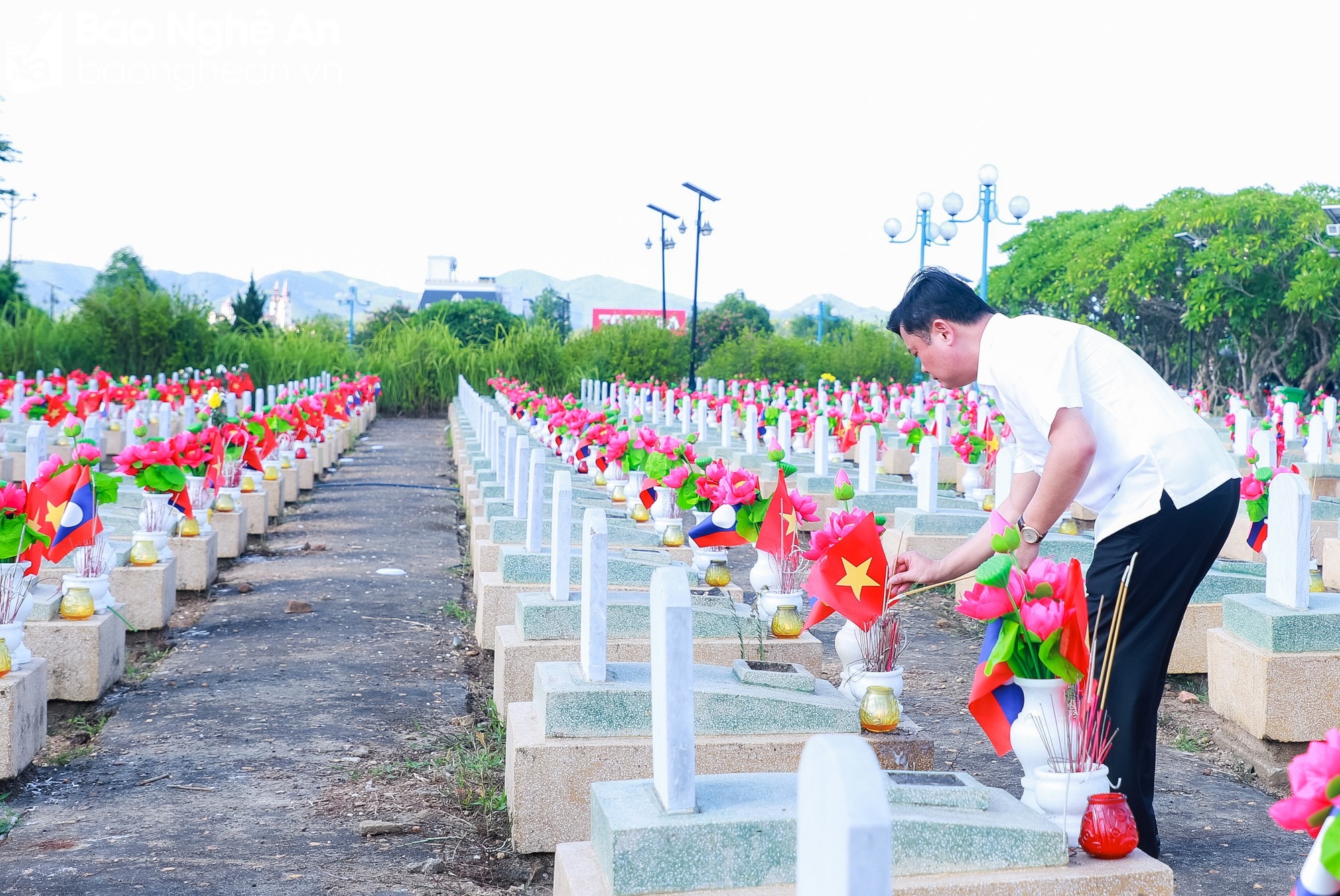 bna-bi-thu-tinh-uy-nghe-an-thai-thanh-quy-thap-huong-tai-phan-mo-cac-liet-si-o-nghia-trang-liet-si-quoc-te-viet-lao-4138.jpg