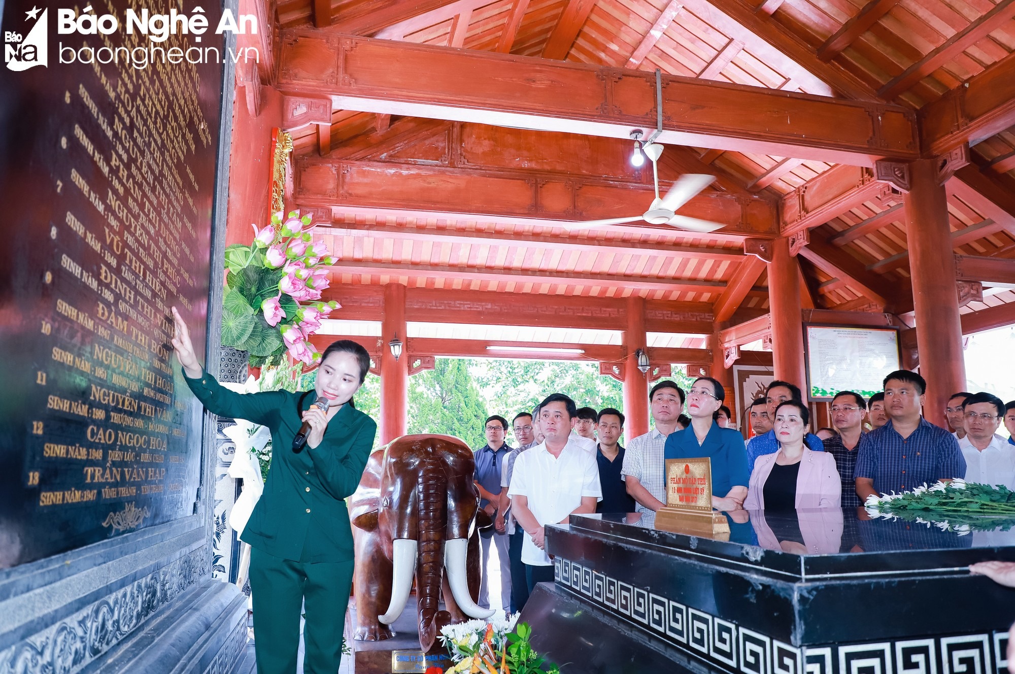 bna-doan-dai-bieu-tinh-quang-ngai-nghe-thuyet-minh-ve-su-hy-sinh-anh-dung-cua-13-liet-si-thanh-nien-xung-phong-tai-truong-bon-ngay-31101968-2964.jpg