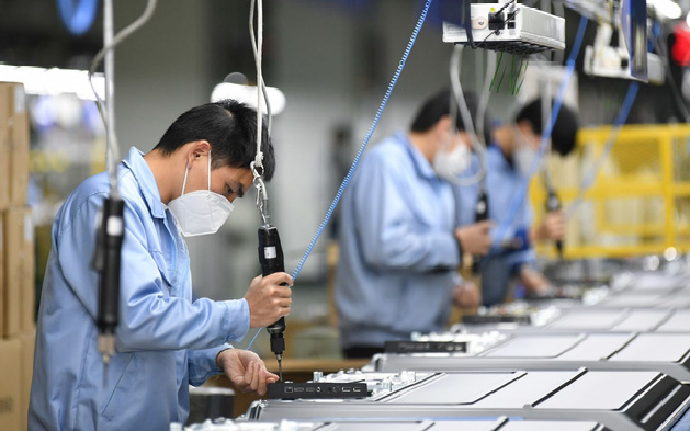 Bảo đảm quyền lao động và việc làm trong Hiến pháp và pháp luật Việt Nam