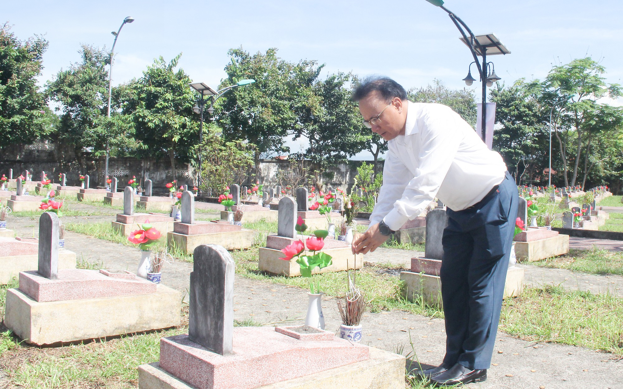 Phó Chủ tịch Thường trực HĐND tỉnh Nguyễn Nam Đình dâng hoa, dâng hương tại Khu di tích lịch sử Truông Bồn; Nghĩa trang liệt sĩ huyện Đô Lương