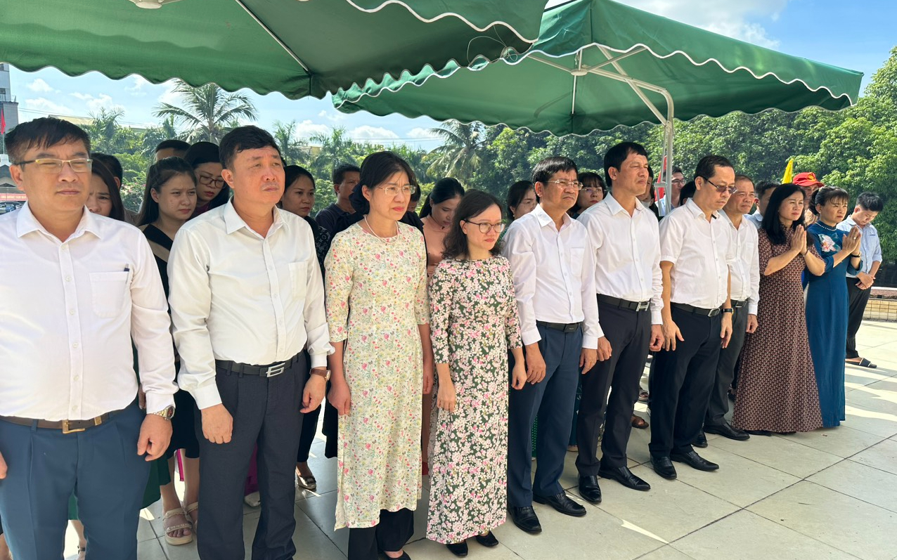 Cơ quan Văn phòng Đoàn ĐBQH và HĐND tỉnh dâng hương tại Nghĩa trang liệt sĩ thành phố Vinh