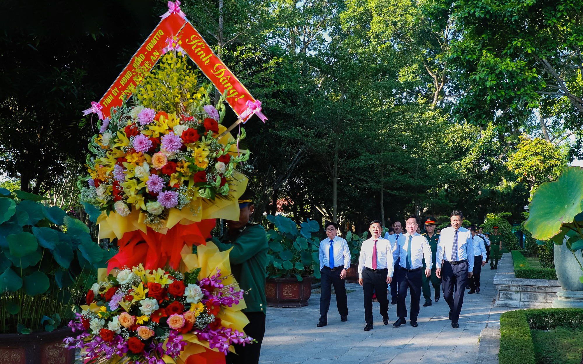 Lãnh đạo tỉnh Nghệ An dâng hoa, dâng hương tưởng niệm Chủ tịch Hồ Chí Minh và các Anh hùng liệt sĩ