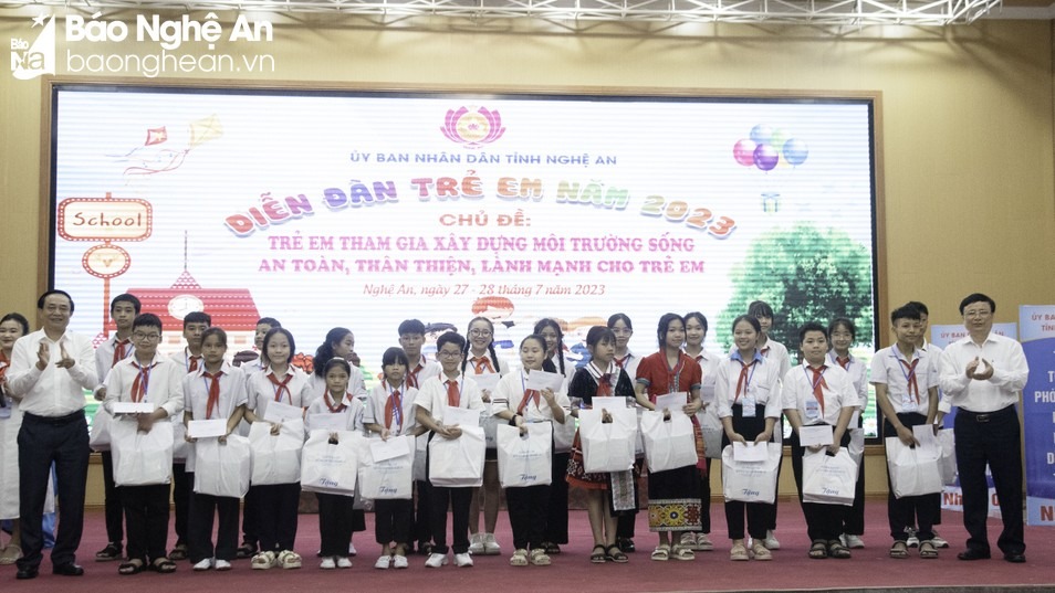 bna-tang-qua-tre-em-2169.jpg