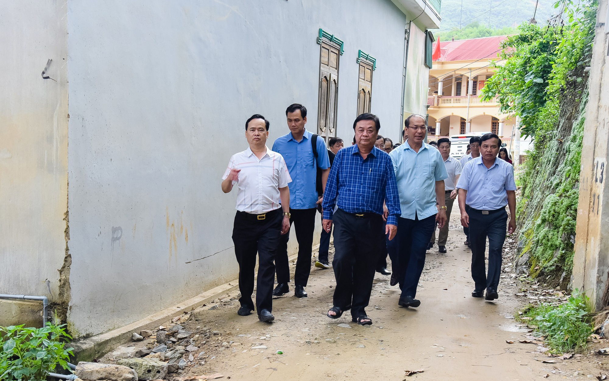 Bộ trưởng Lê Minh Hoan kiểm tra công tác ứng phó trước mùa mưa bão tại huyện biên giới Kỳ Sơn, Nghệ An