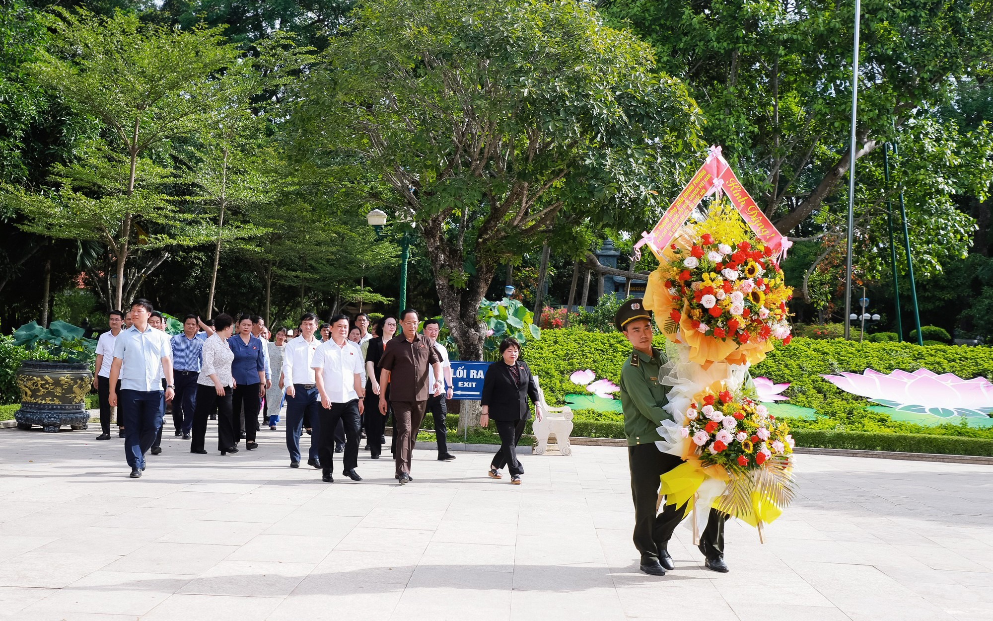 Phó Chủ tịch Quốc hội Trần Quang Phương dâng hoa, dâng hương tại Khu Di tích Kim Liên