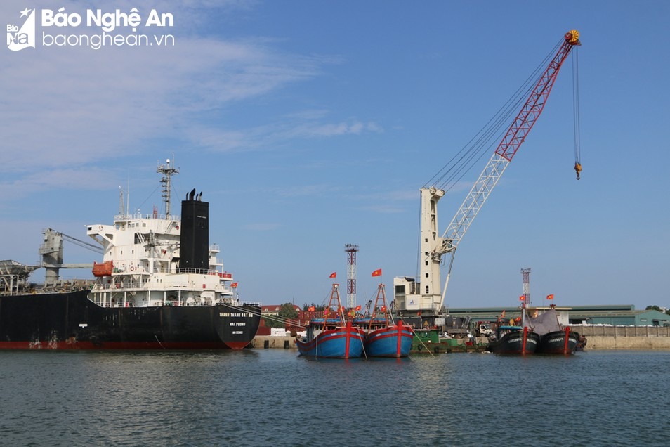 bna-tau-vao-boc-do-hang-tai-cang-cua-lo-anh-nguyen-hai-6645.jpg