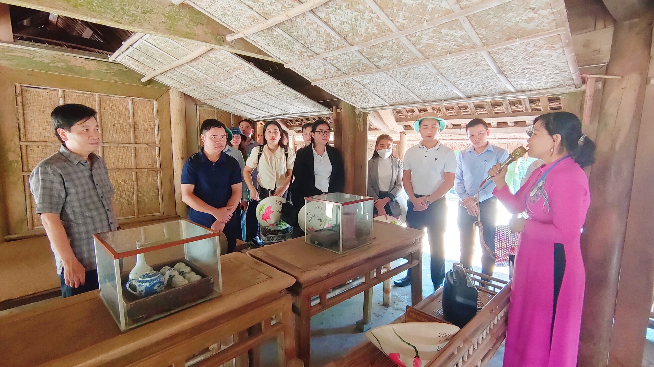 doan-cong-tac-ban-thu-ky-van-phong-quoc-hoi-nuoc-chdcnd-lao-dang-huong-tai-khu-di-tich-kim-lien-va-nghia-trang-quoc-te-viet-lao--n1.jpg