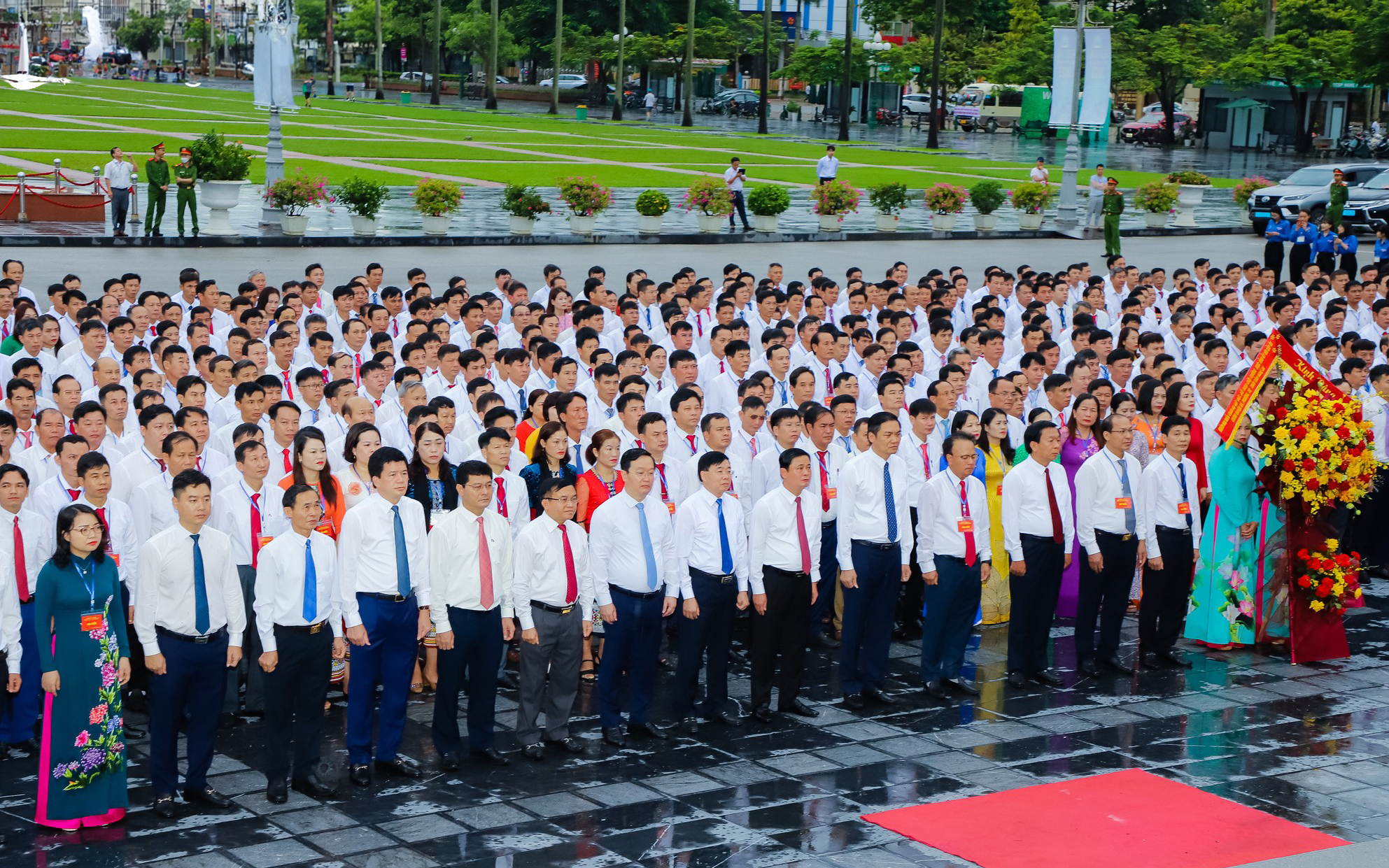 Lãnh đạo tỉnh và hơn 1.000 cán bộ chủ chốt cấp xã dâng hoa tưởng niệm Chủ tịch Hồ Chí Minh