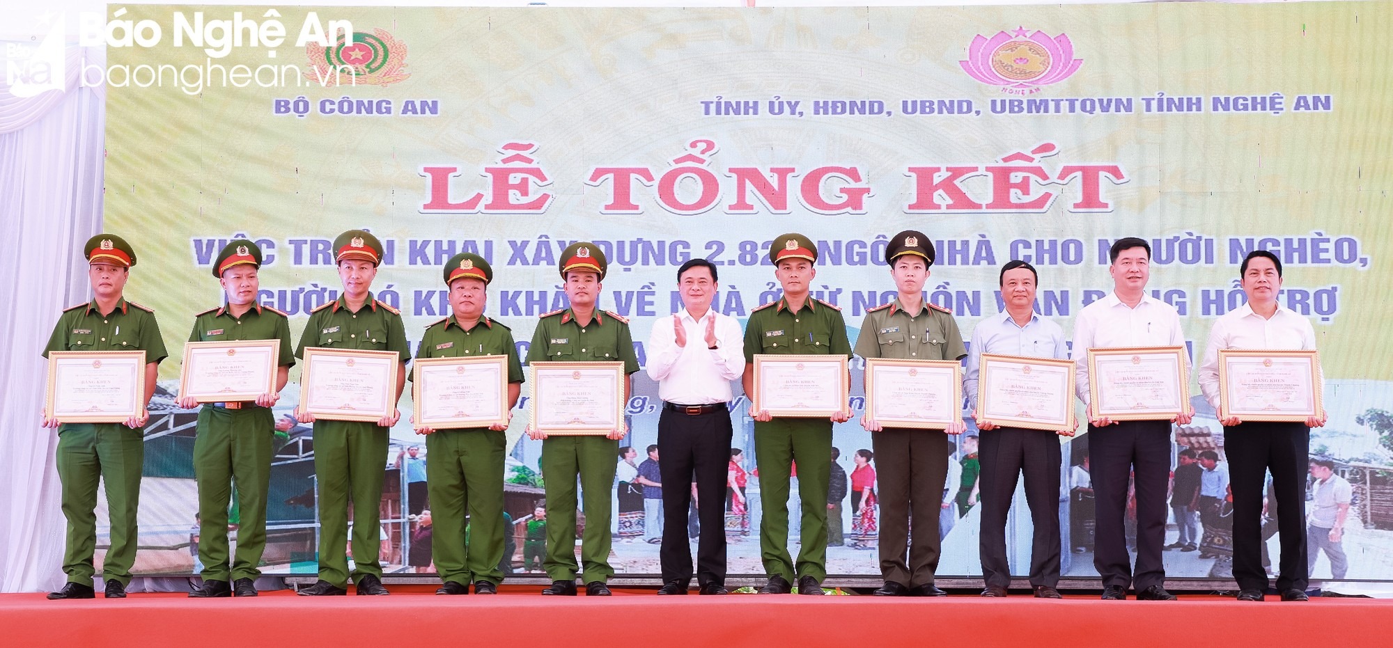 bna-tang-bang-khen-cua-chu-tich-ubnd-tinh-nghe-animg-3751-7157.jpg