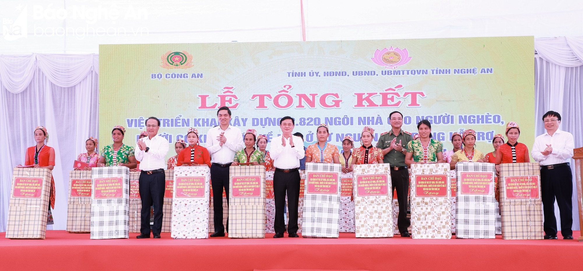 bna-tang-qua-ban-chi-dao-j-tinhimg-3813-6765.jpg