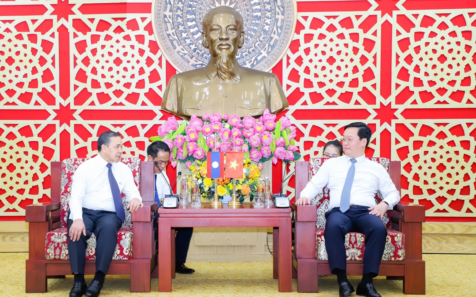 Chủ tịch UBND tỉnh Nguyễn Đức Trung tiếp Đại sứ Đặc mệnh toàn quyền nước CHDCND Lào tại Việt Nam