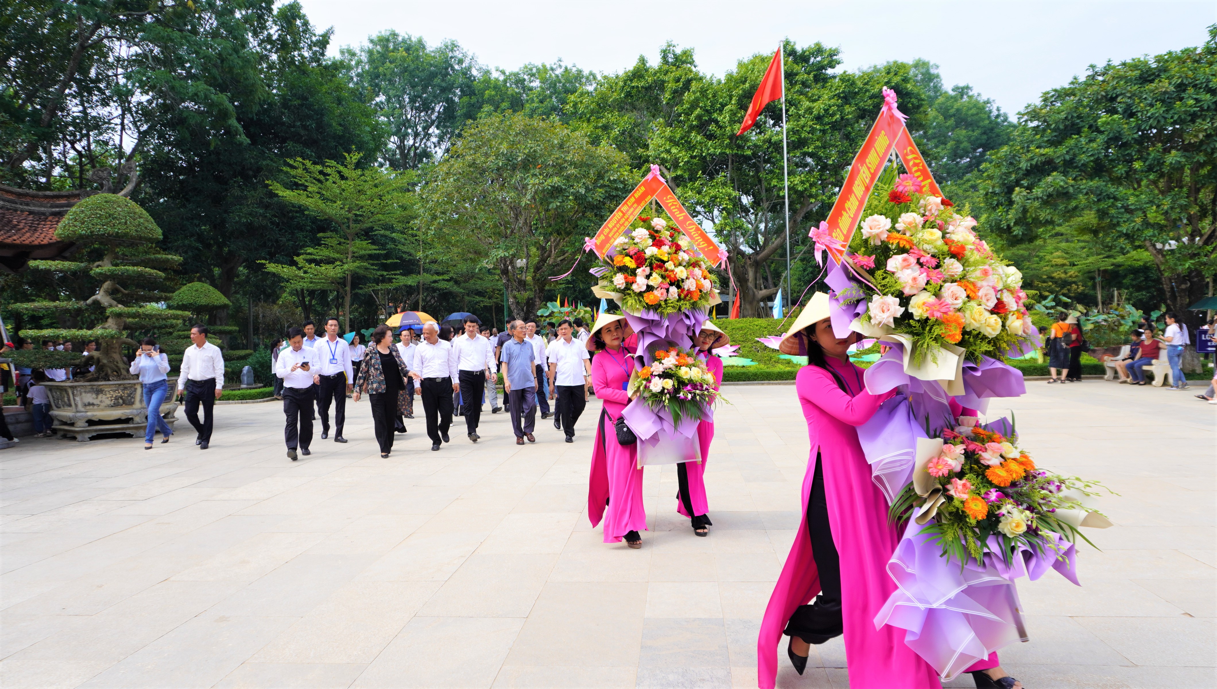 Các đồng chí nguyên Chủ tịch Quốc hội: Nguyễn Sinh Hùng, Nguyễn Thị Kim Ngân dâng hoa, dâng hương tại Khu Di tích Quốc gia đặc biệt Kim Liên