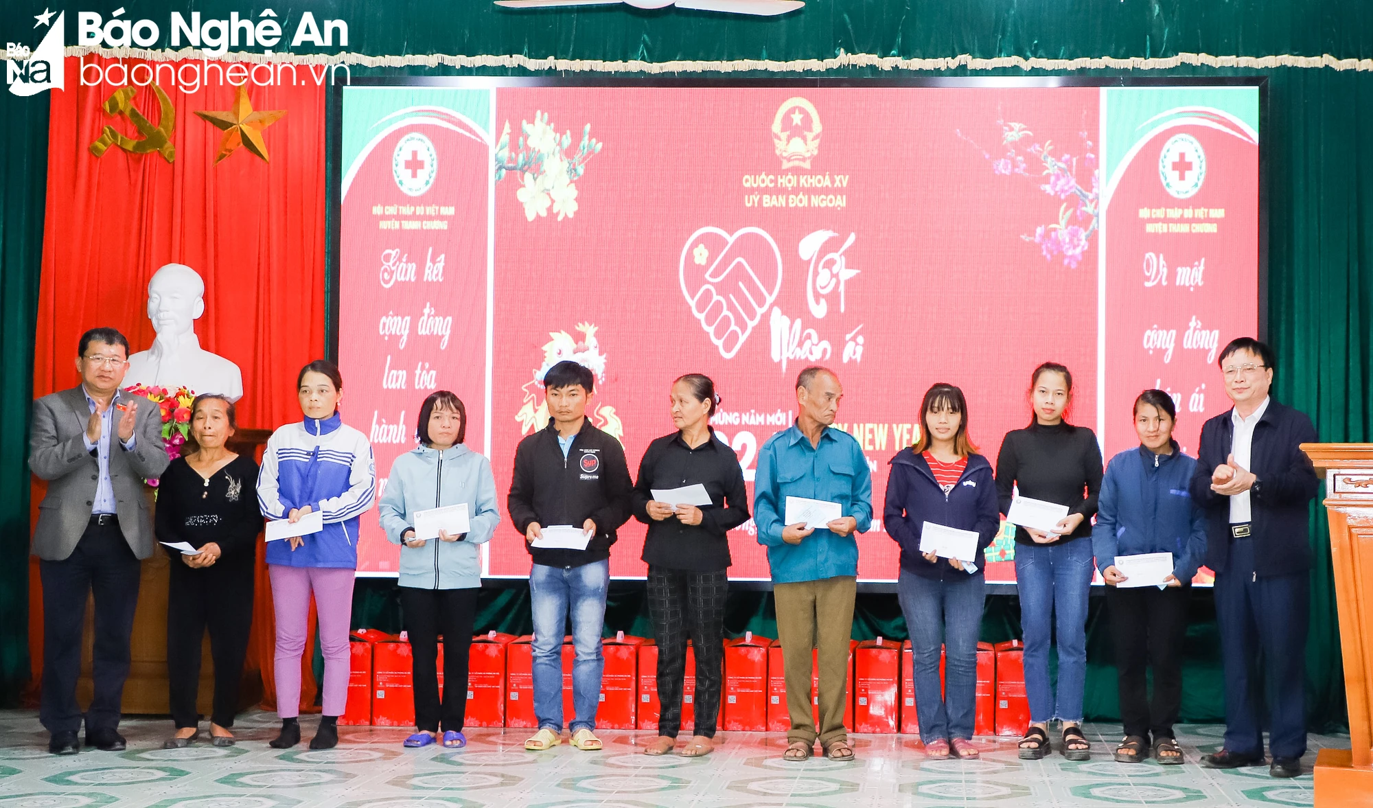 bna-doan-giam-sat-uy-ban-doi-ngoai-cua-quoc-hoi-trao-tang-40-suat-qua-cho-40-ho-ngheo-o-xa-thanh-thuy-thanh-chuong-4630.jpg.webp