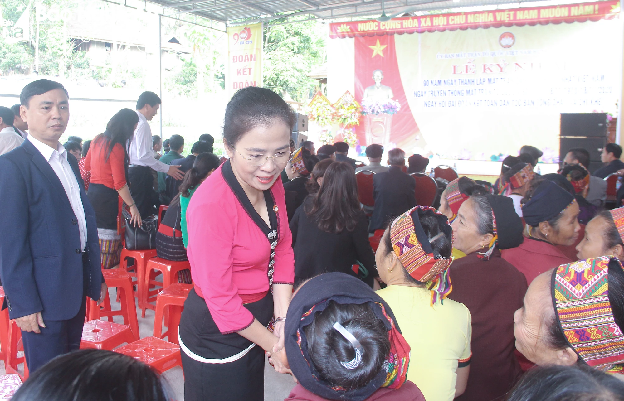 bna-mh-chu-tich-uy-ban-mttq-viet-nam-tinh-nghe-an-vo-thi-minh-sinh-gap-go-trao-doi-nguoi-dan-ban-tong-chai-xa-chi-khe-huyen-con-cuong-4984.jpg.webp