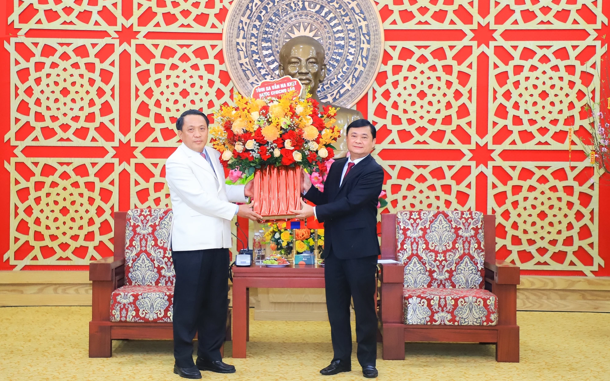 Bí thư Tỉnh ủy Nghệ An Thái Thanh Quý tiếp đoàn lãnh đạo cấp cao tỉnh Sa Vẳn Na Khẹt, Lào sang thăm, chúc Tết Giáp Thìn 2024