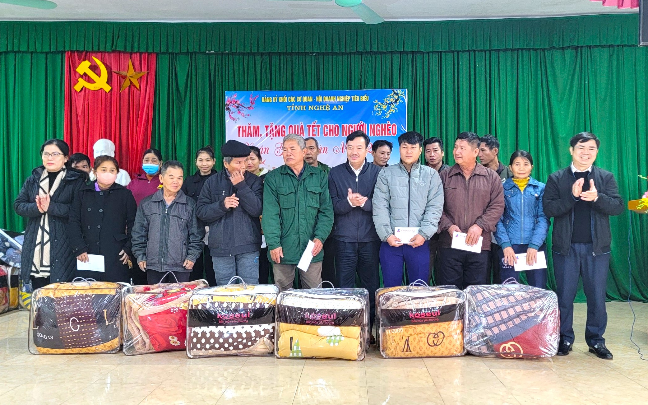 Đảng uỷ khối các cơ quan tỉnh thăm, tặng quà Tết cho các hộ nghèo tại huyện Thanh Chương